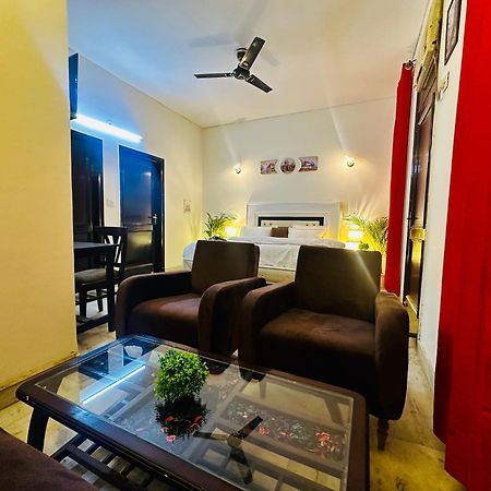 The White Scent-Near Noida Sector 18 Metro Hotel Екстериор снимка