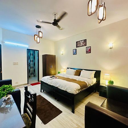 The White Scent-Near Noida Sector 18 Metro Hotel Екстериор снимка