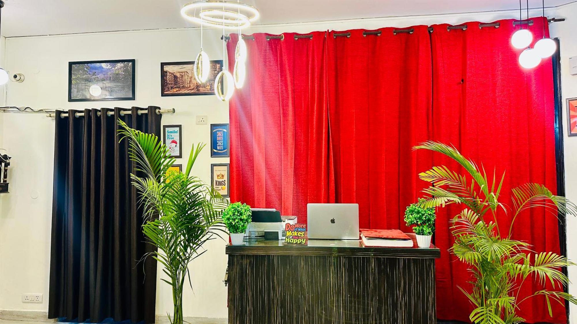 The White Scent-Near Noida Sector 18 Metro Hotel Екстериор снимка