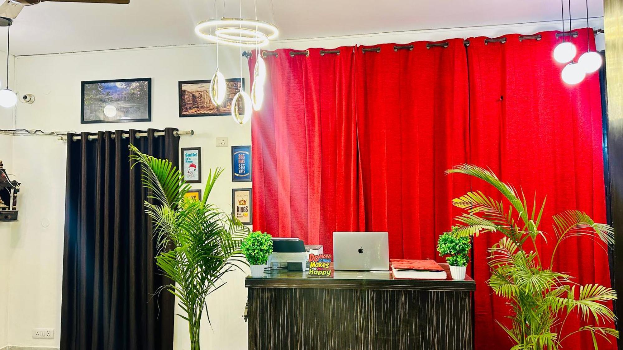 The White Scent-Near Noida Sector 18 Metro Hotel Екстериор снимка