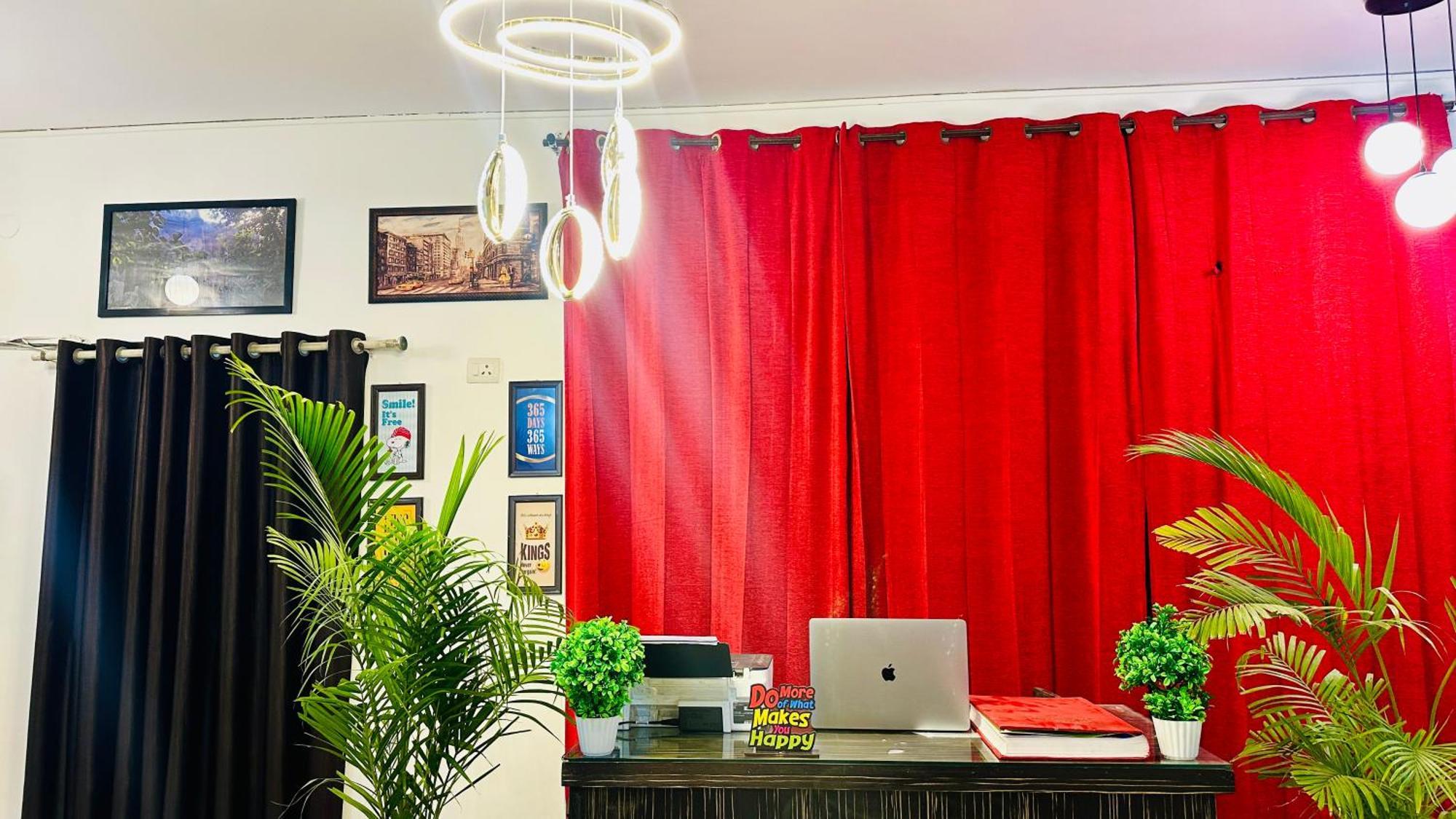 The White Scent-Near Noida Sector 18 Metro Hotel Екстериор снимка