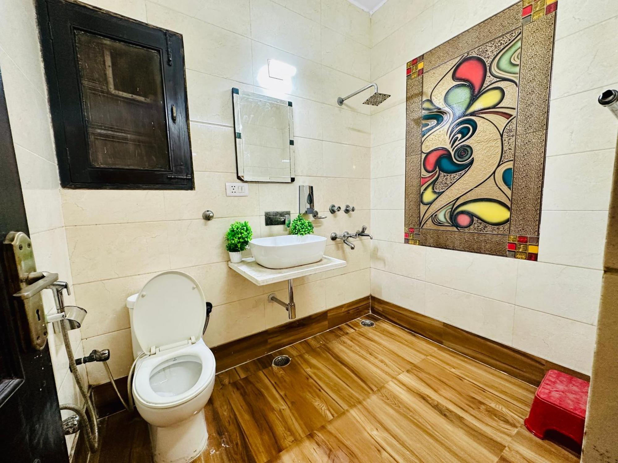 The White Scent-Near Noida Sector 18 Metro Hotel Екстериор снимка