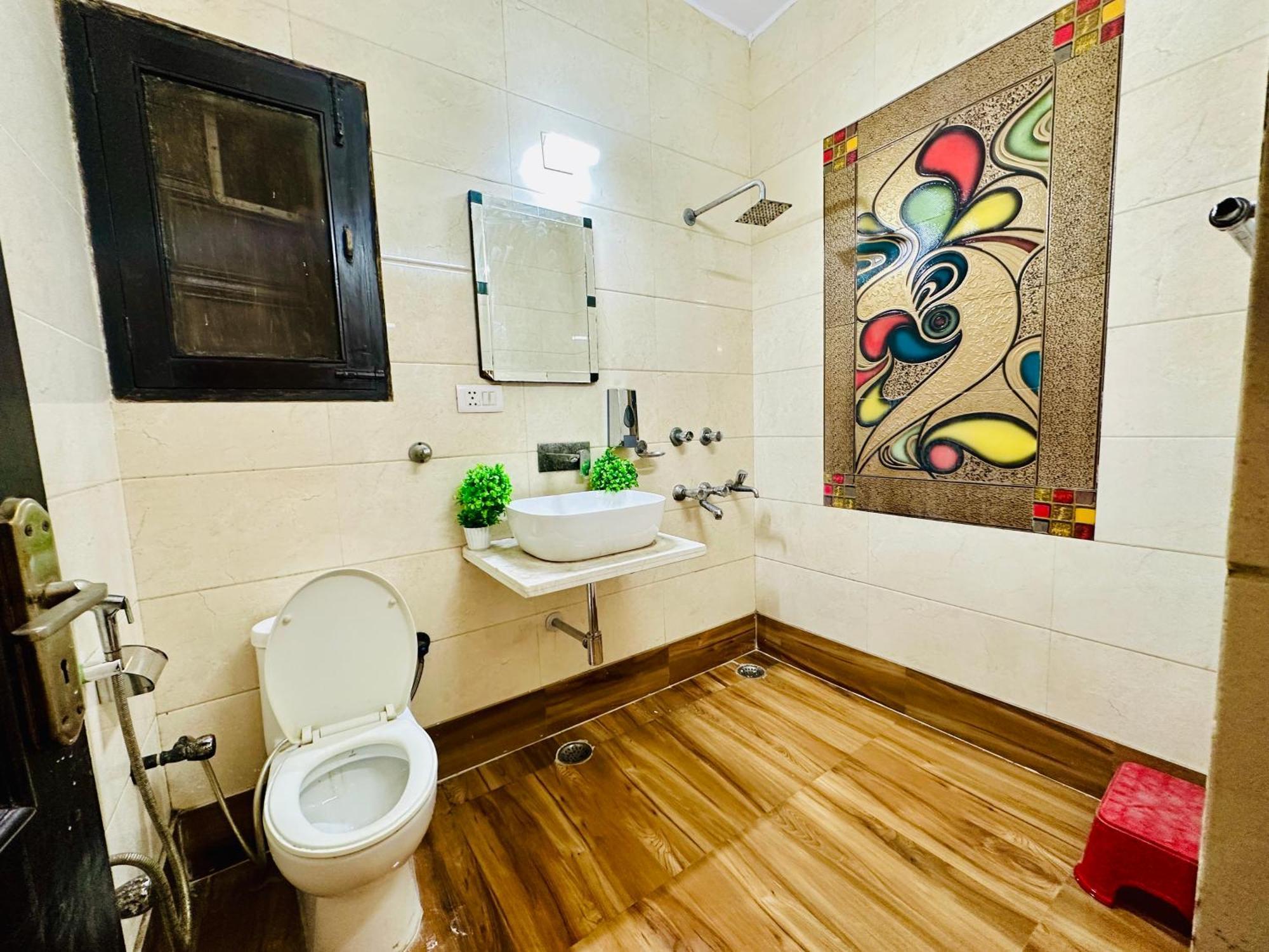 The White Scent-Near Noida Sector 18 Metro Hotel Екстериор снимка
