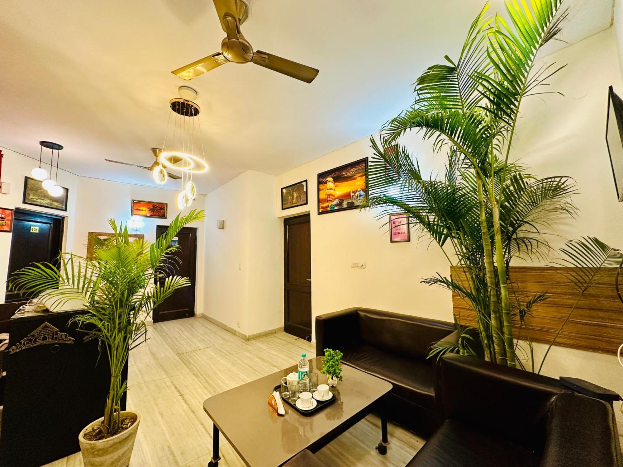 The White Scent-Near Noida Sector 18 Metro Hotel Екстериор снимка