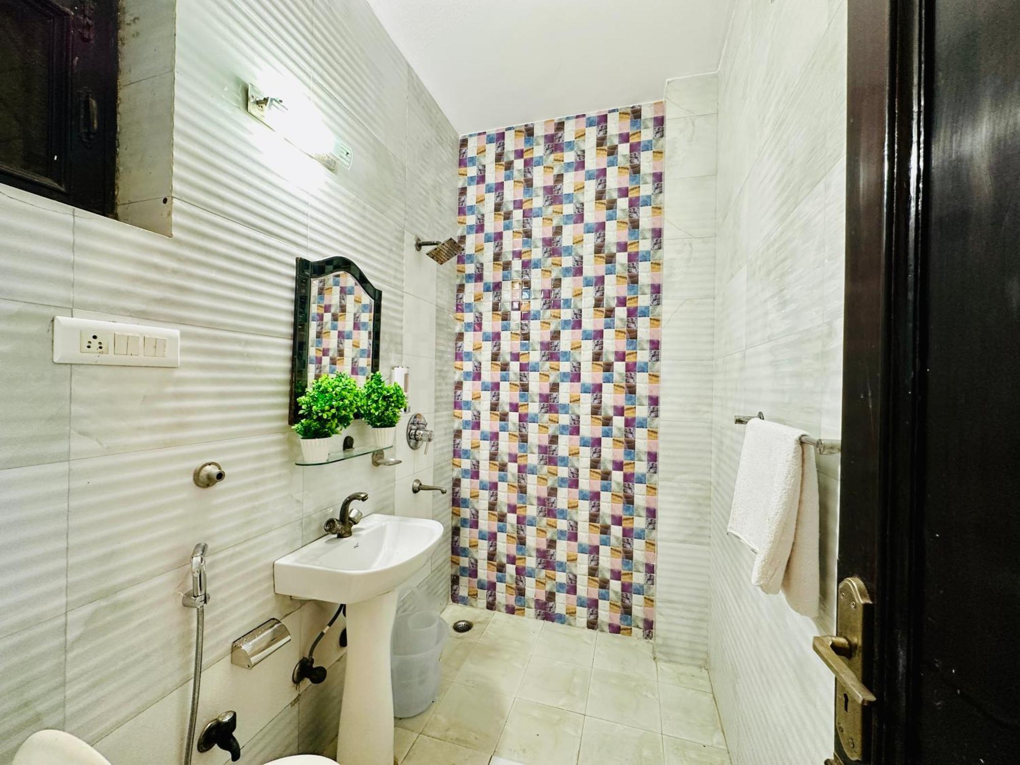 The White Scent-Near Noida Sector 18 Metro Hotel Екстериор снимка