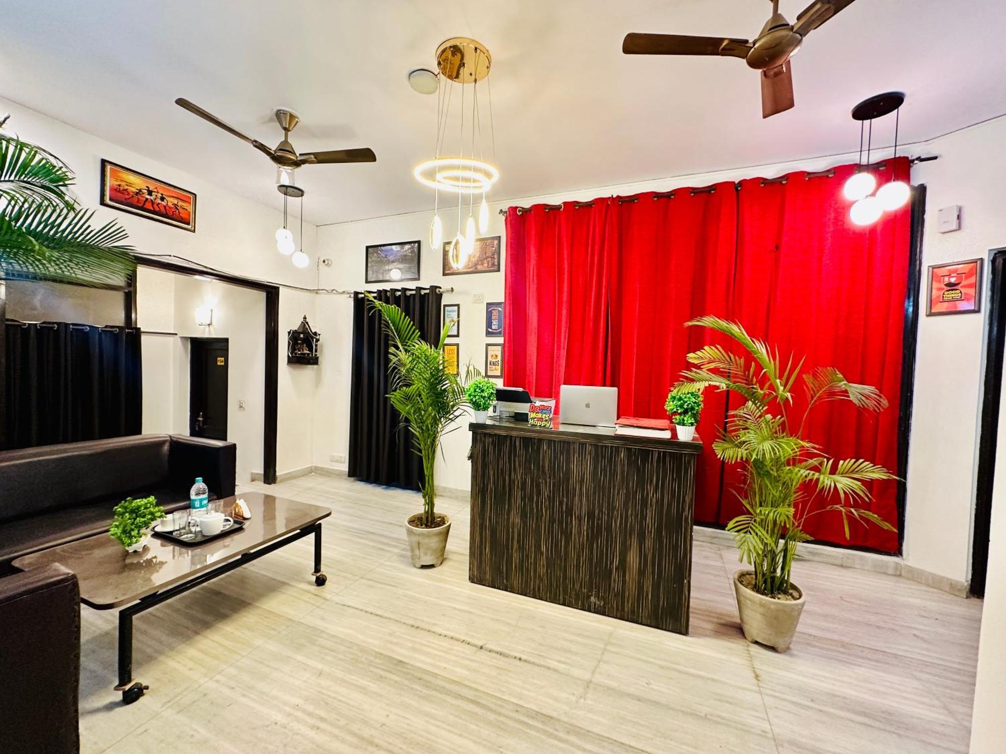 The White Scent-Near Noida Sector 18 Metro Hotel Екстериор снимка