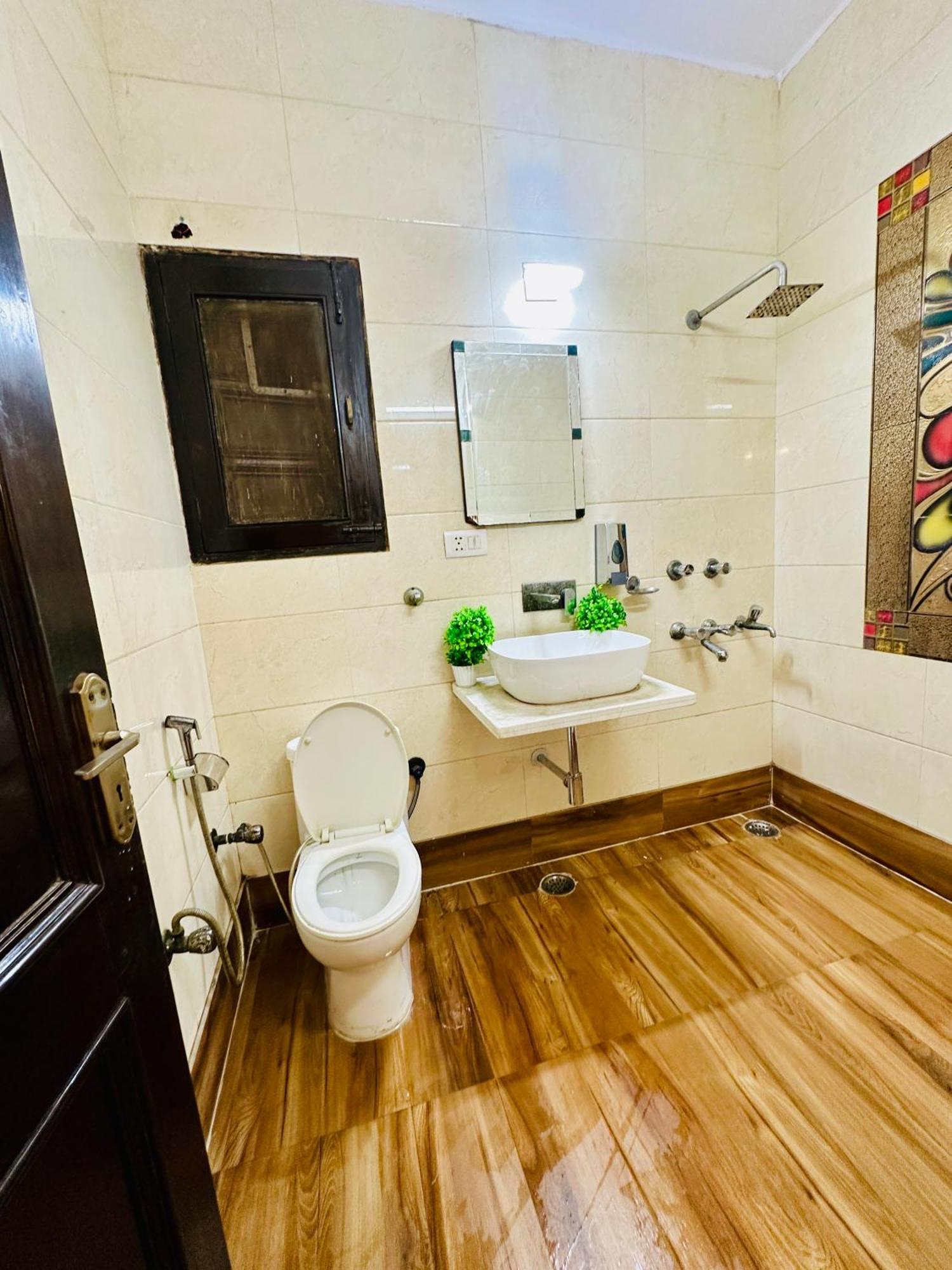 The White Scent-Near Noida Sector 18 Metro Hotel Екстериор снимка
