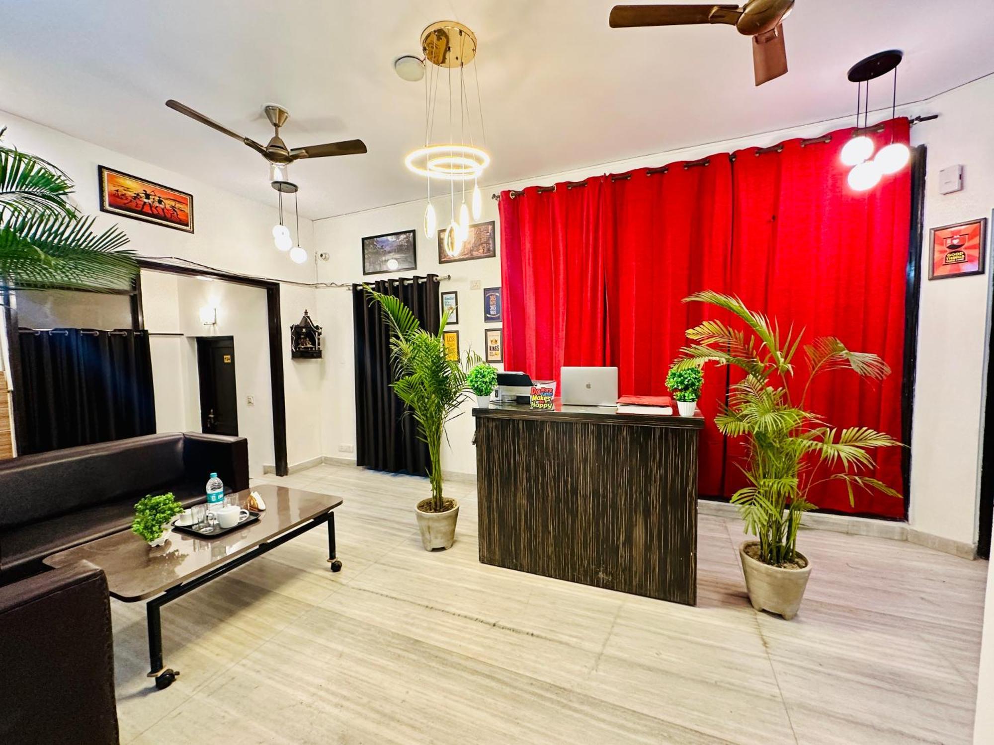 The White Scent-Near Noida Sector 18 Metro Hotel Екстериор снимка