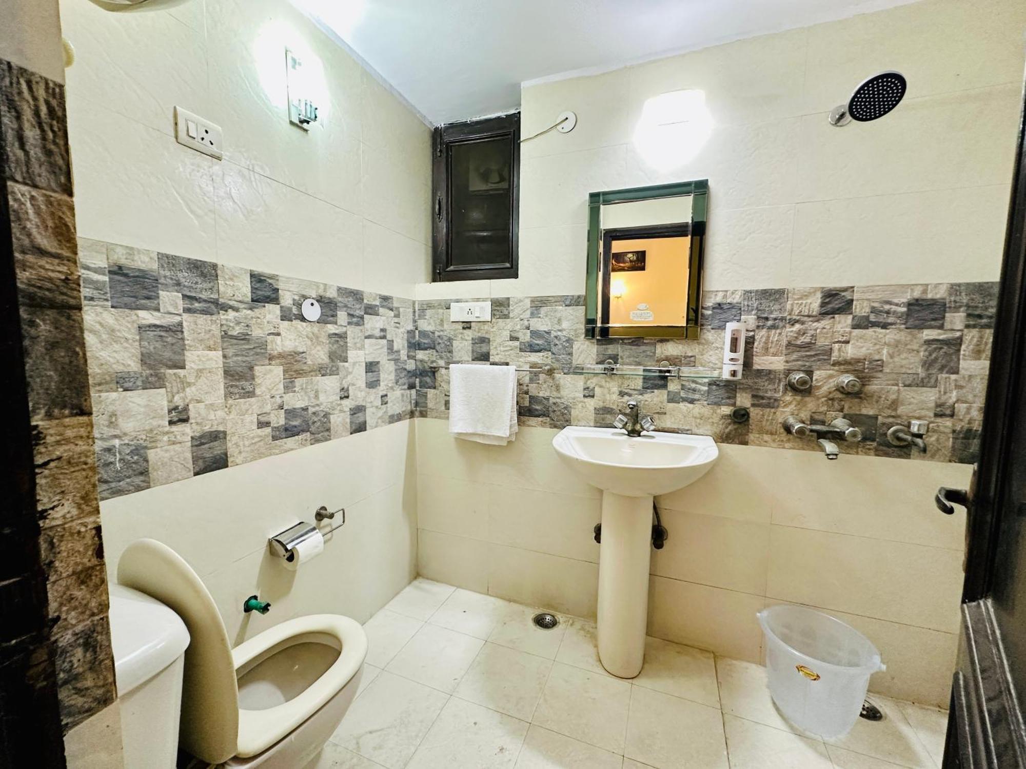 The White Scent-Near Noida Sector 18 Metro Hotel Екстериор снимка