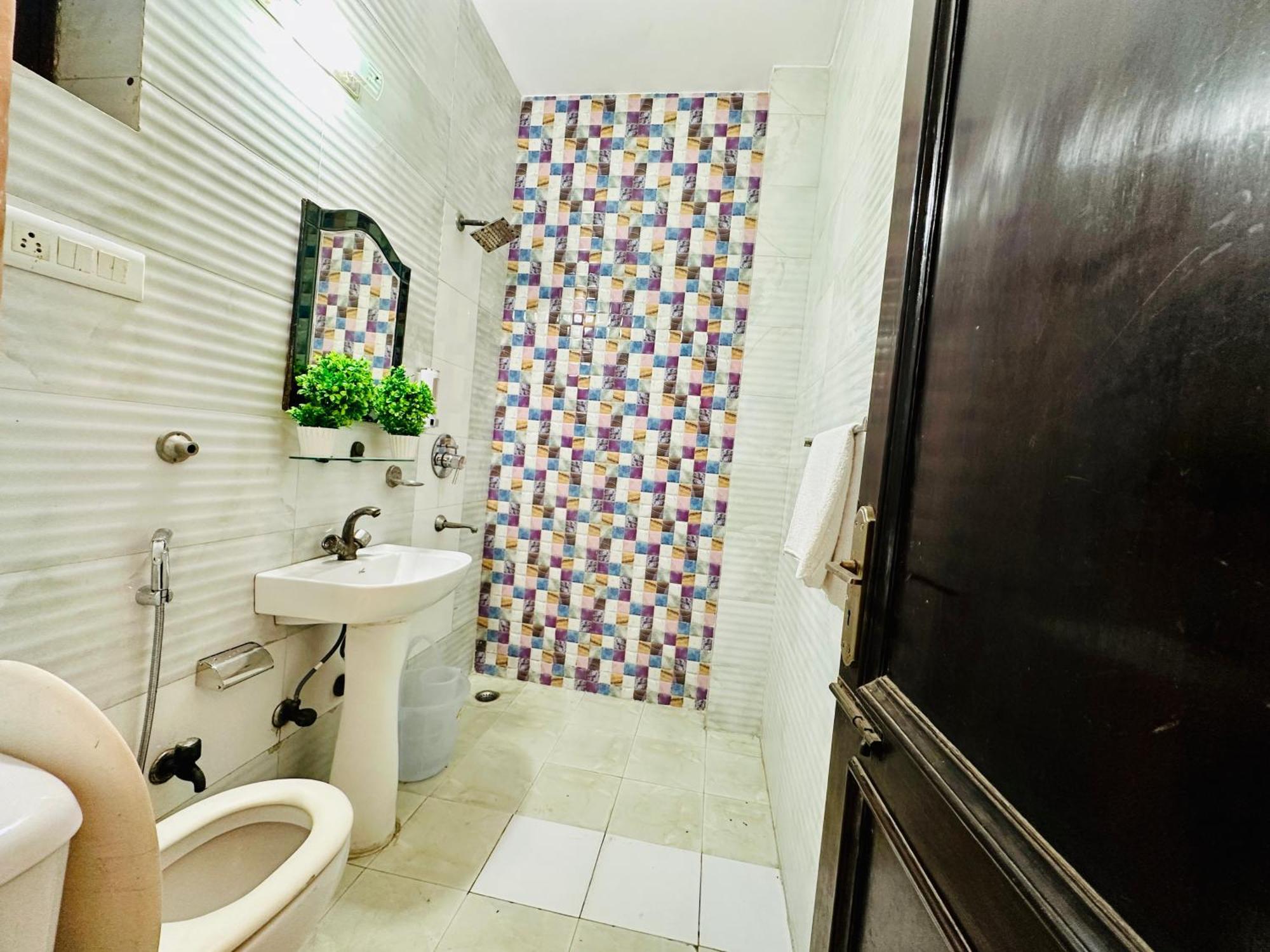 The White Scent-Near Noida Sector 18 Metro Hotel Екстериор снимка