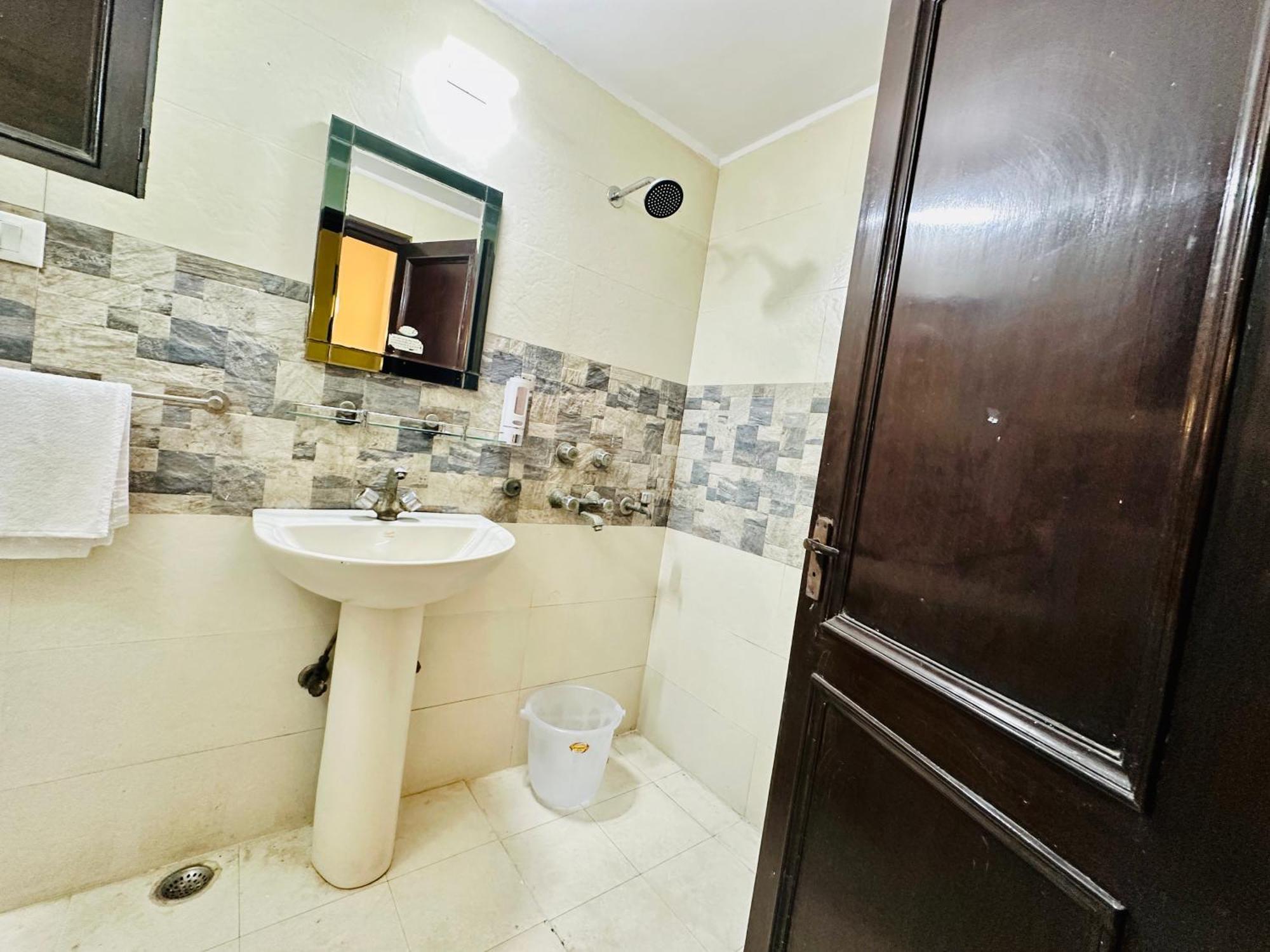 The White Scent-Near Noida Sector 18 Metro Hotel Екстериор снимка