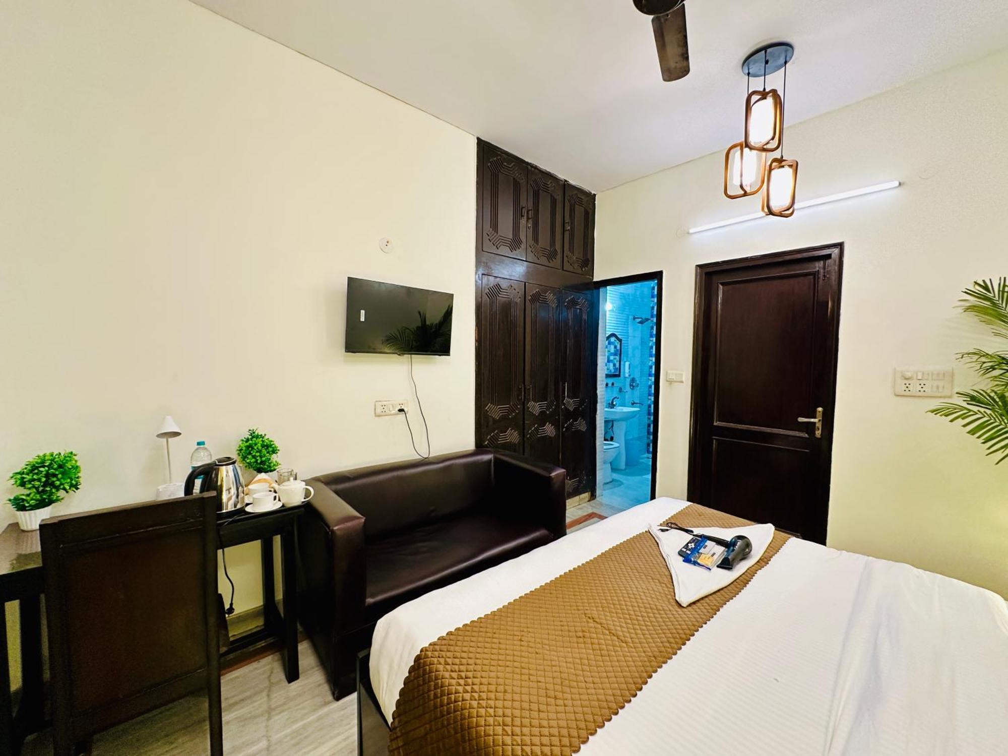 The White Scent-Near Noida Sector 18 Metro Hotel Екстериор снимка