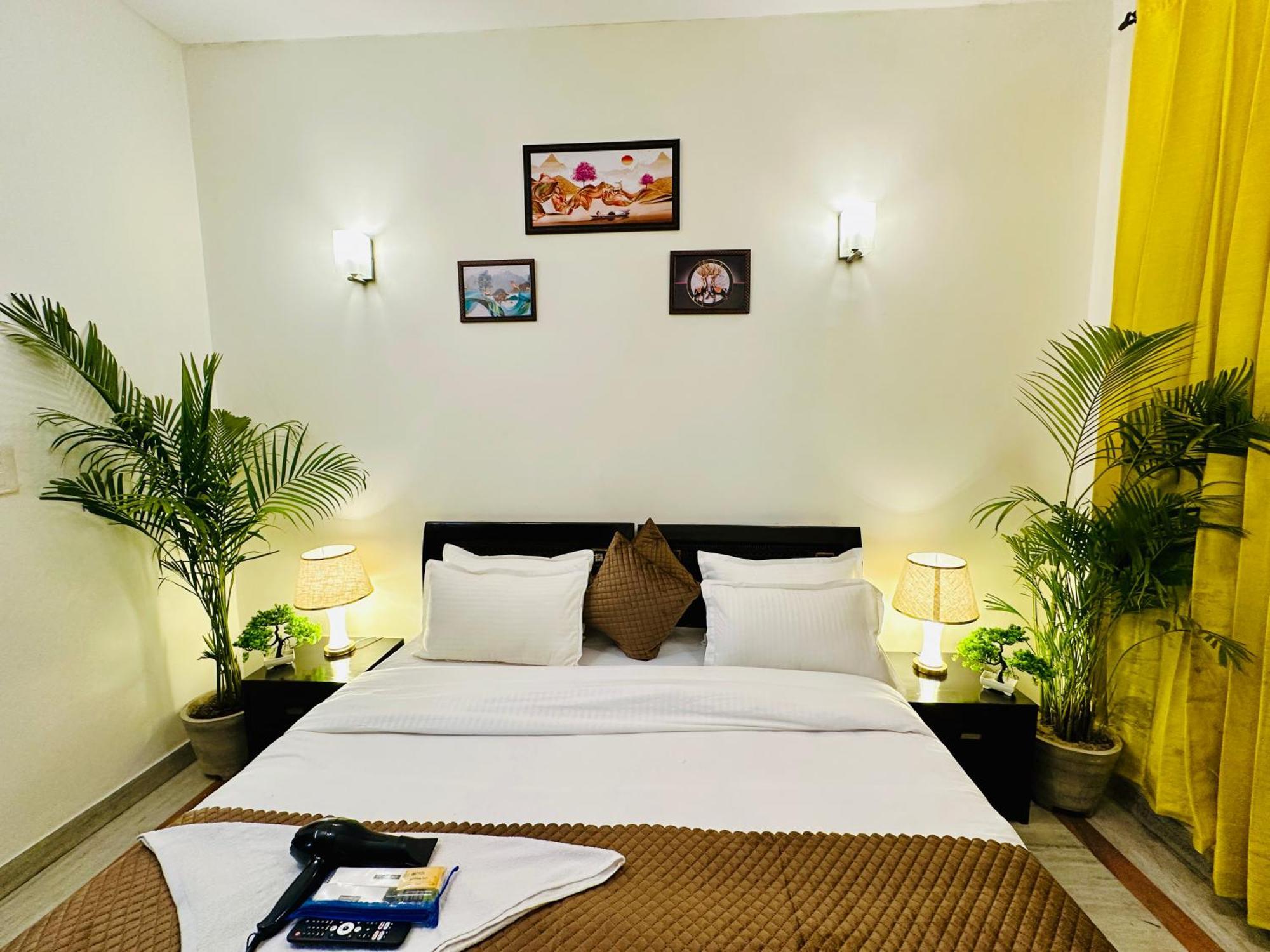 The White Scent-Near Noida Sector 18 Metro Hotel Екстериор снимка