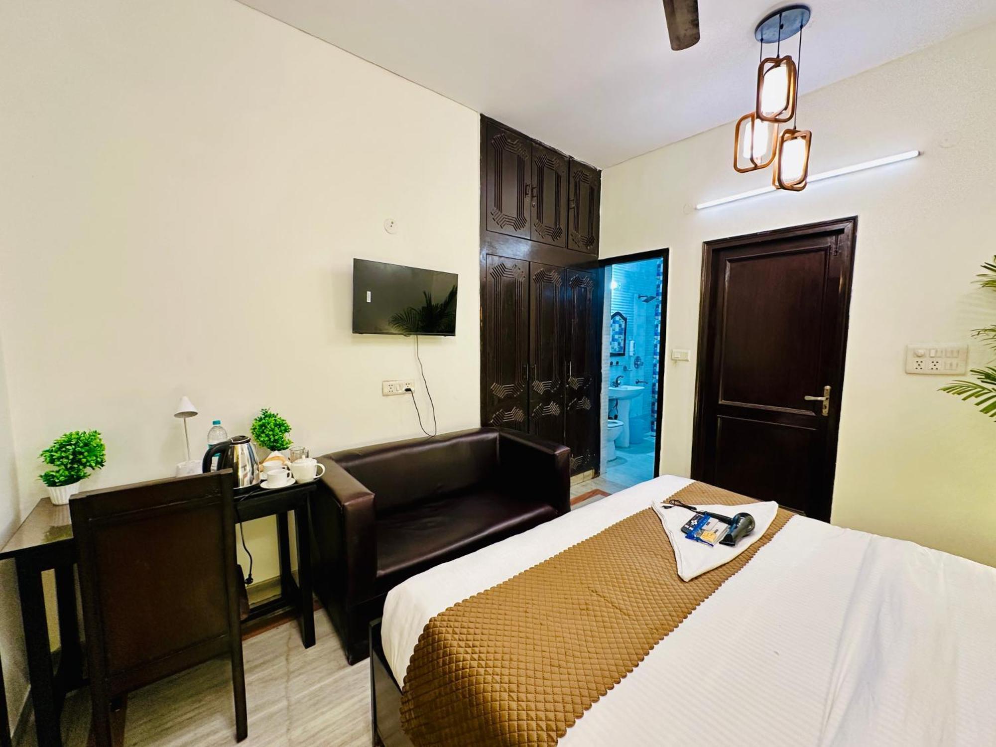 The White Scent-Near Noida Sector 18 Metro Hotel Екстериор снимка