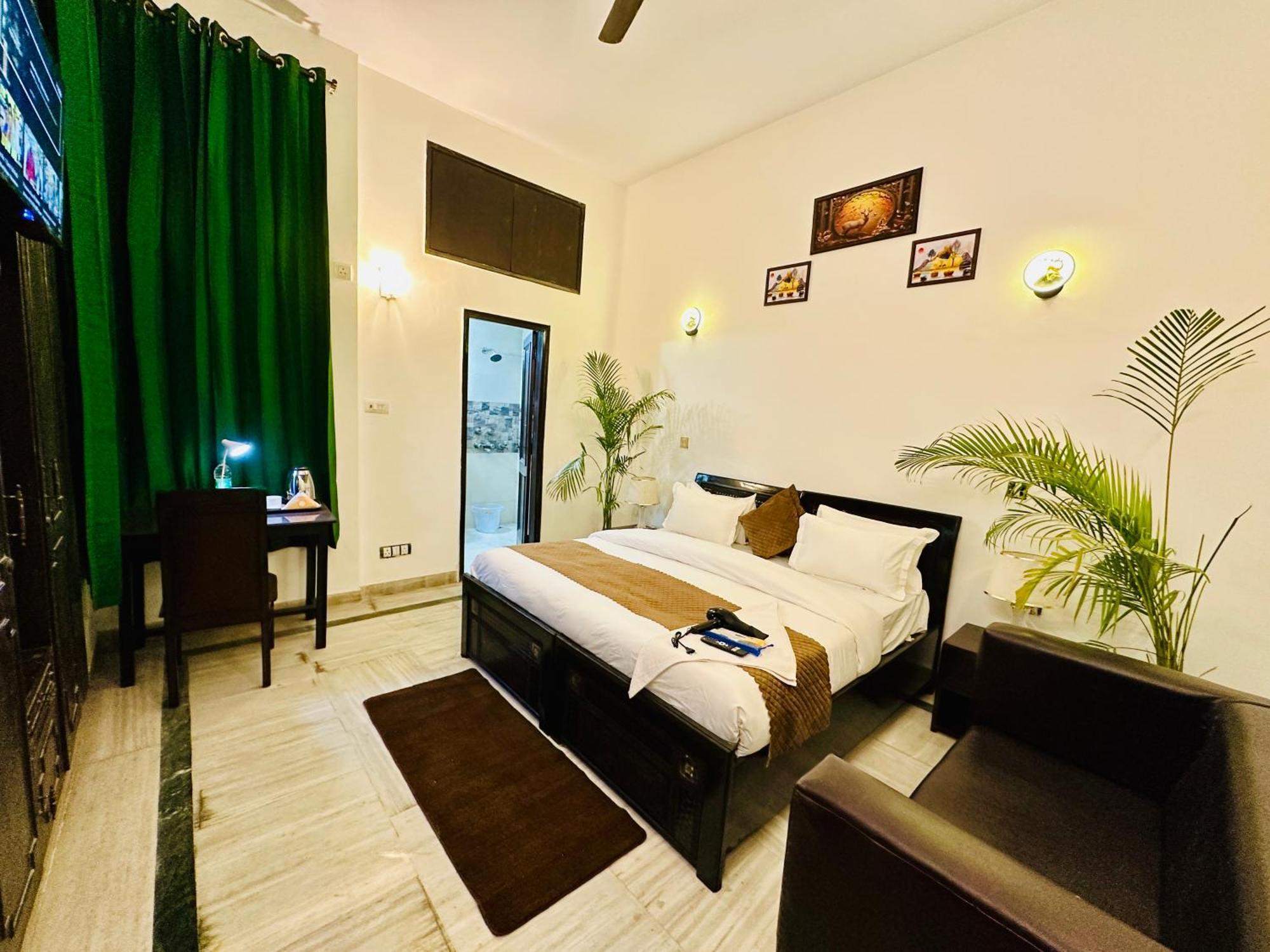 The White Scent-Near Noida Sector 18 Metro Hotel Екстериор снимка