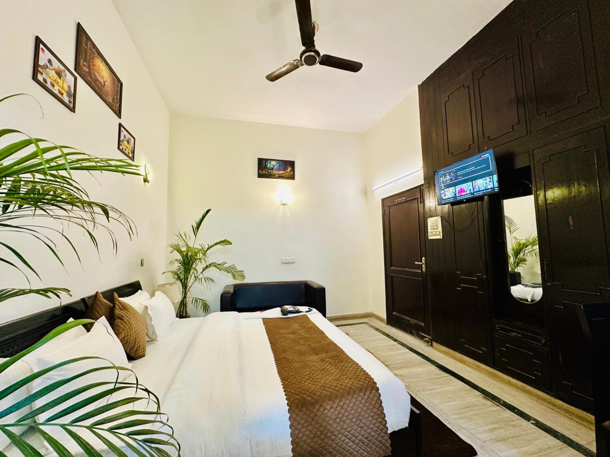 The White Scent-Near Noida Sector 18 Metro Hotel Екстериор снимка