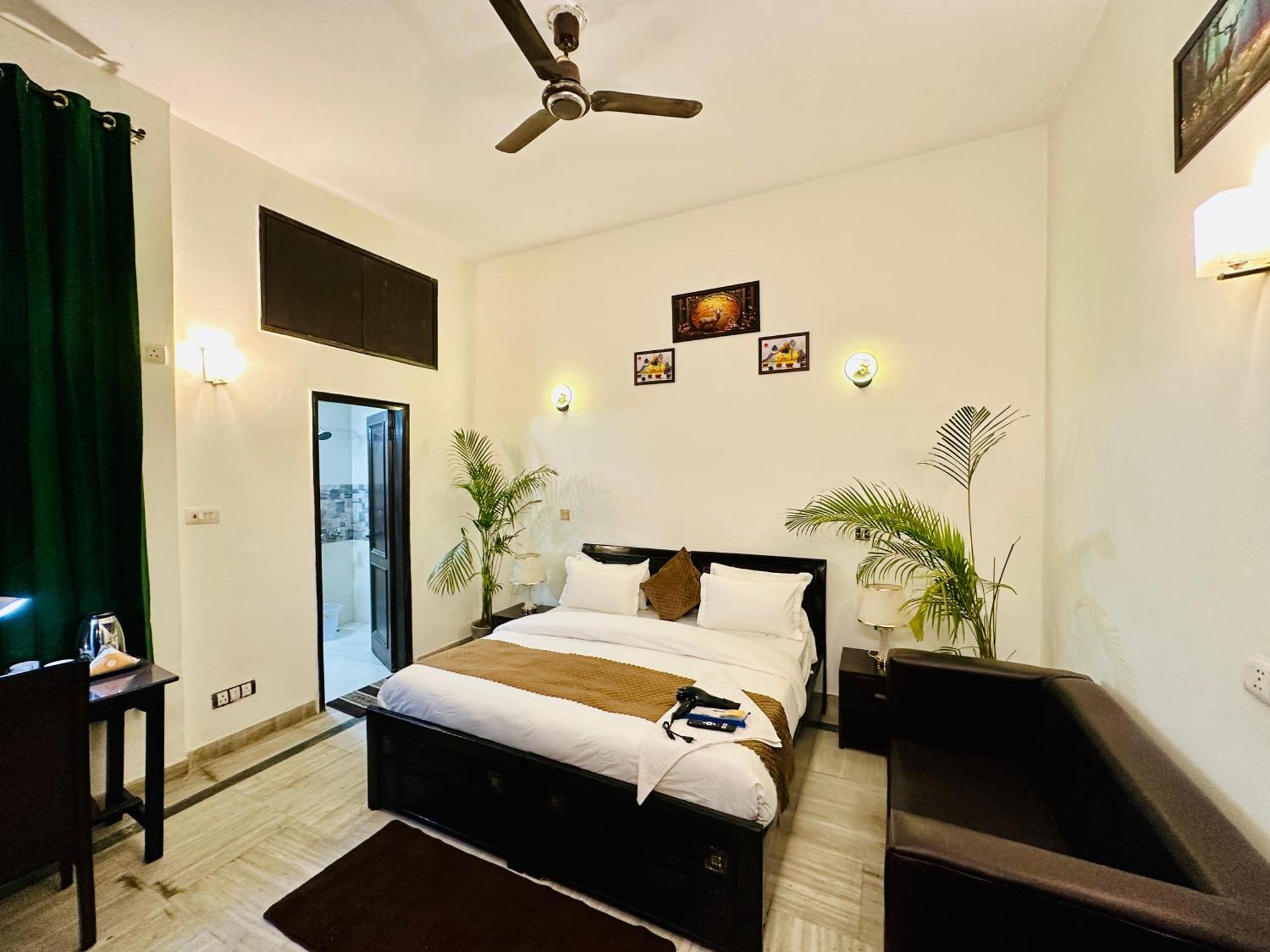 The White Scent-Near Noida Sector 18 Metro Hotel Екстериор снимка