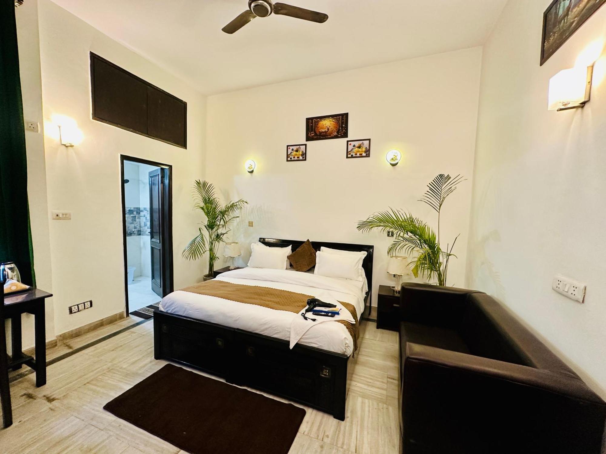 The White Scent-Near Noida Sector 18 Metro Hotel Екстериор снимка