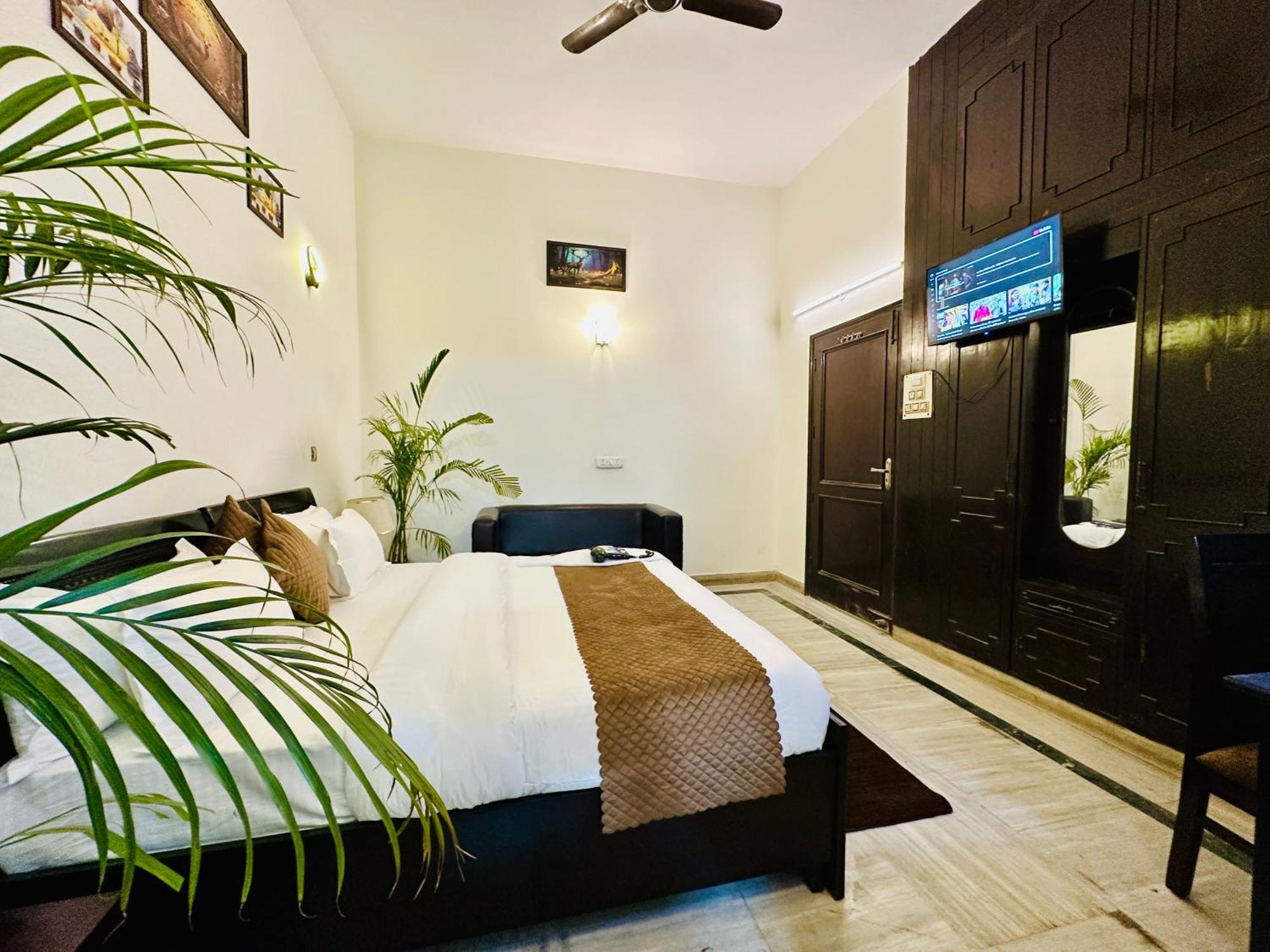 The White Scent-Near Noida Sector 18 Metro Hotel Екстериор снимка