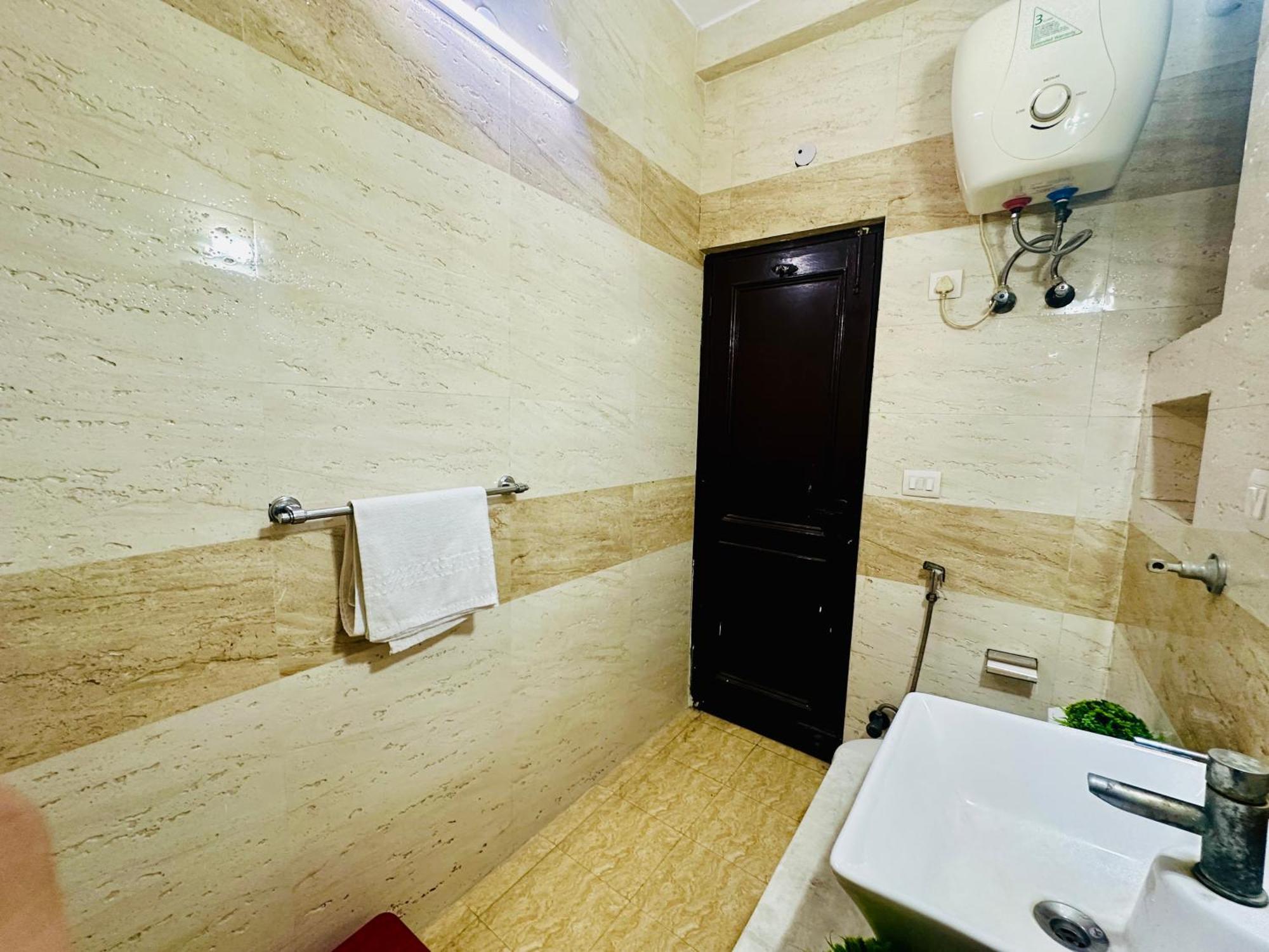 The White Scent-Near Noida Sector 18 Metro Hotel Екстериор снимка