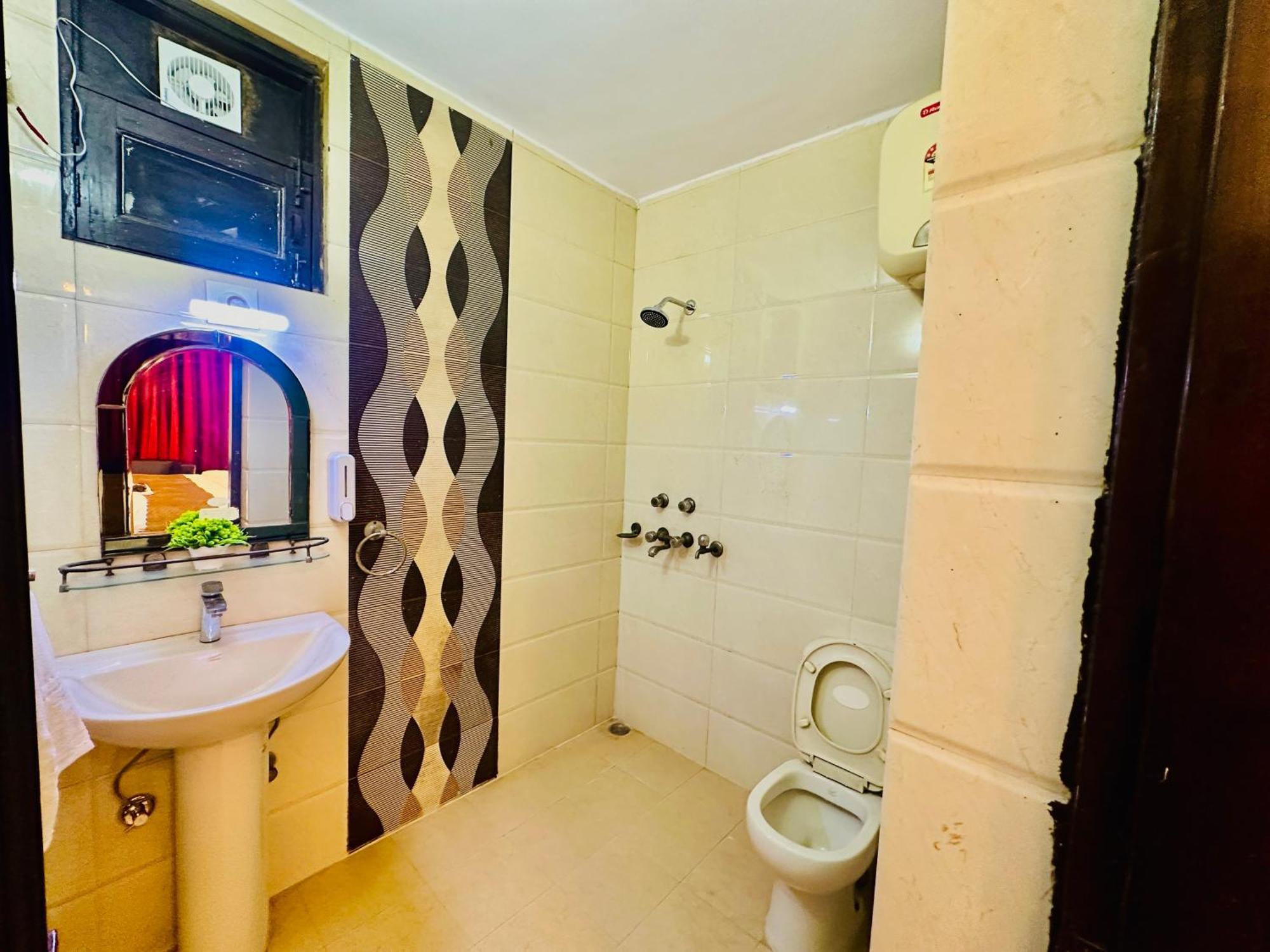 The White Scent-Near Noida Sector 18 Metro Hotel Екстериор снимка
