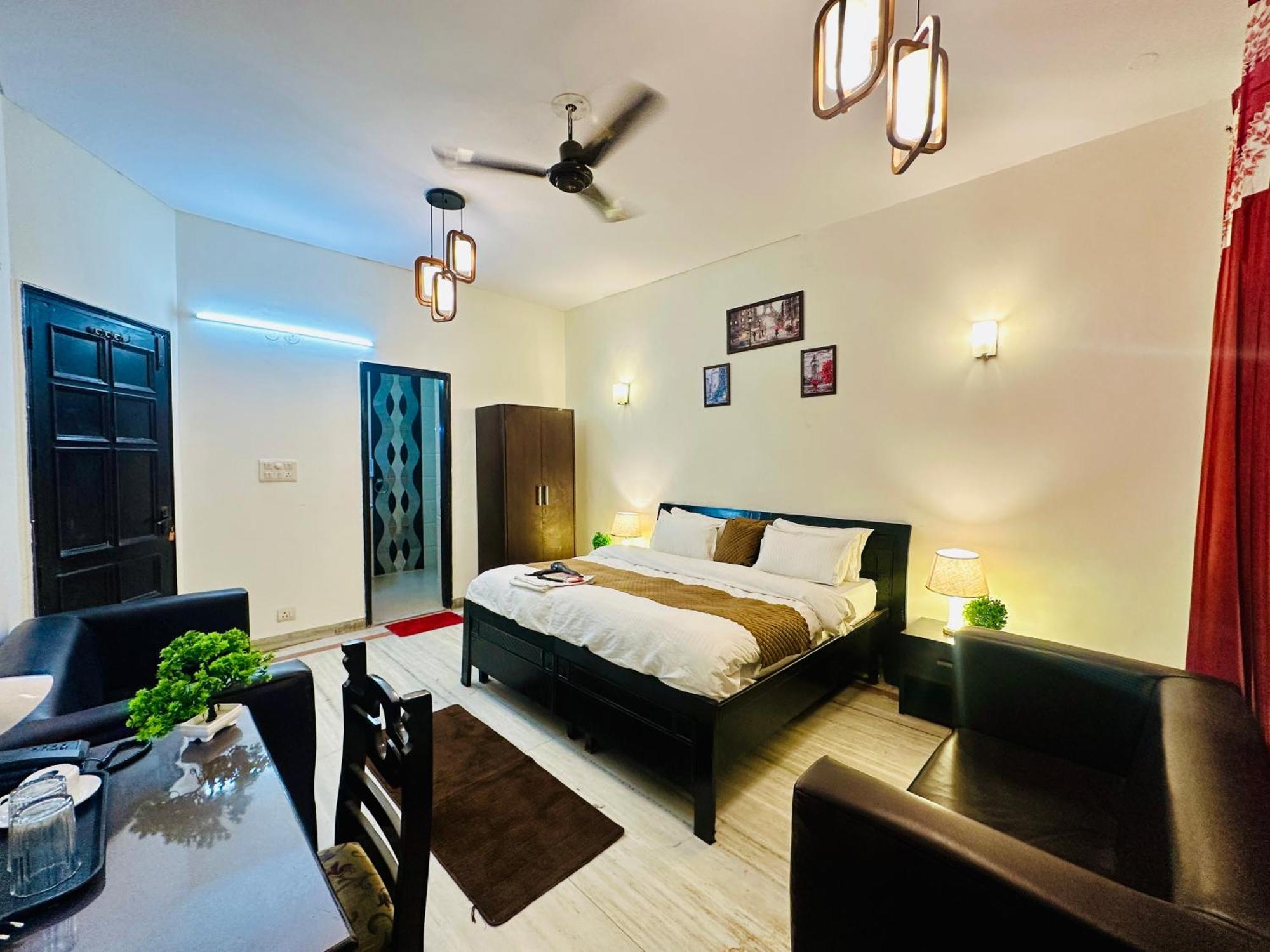 The White Scent-Near Noida Sector 18 Metro Hotel Екстериор снимка