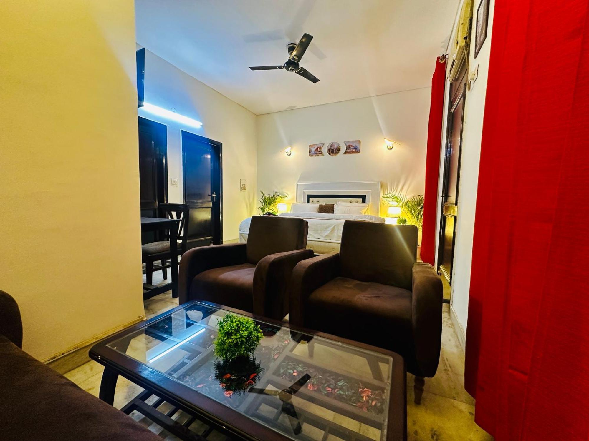 The White Scent-Near Noida Sector 18 Metro Hotel Екстериор снимка
