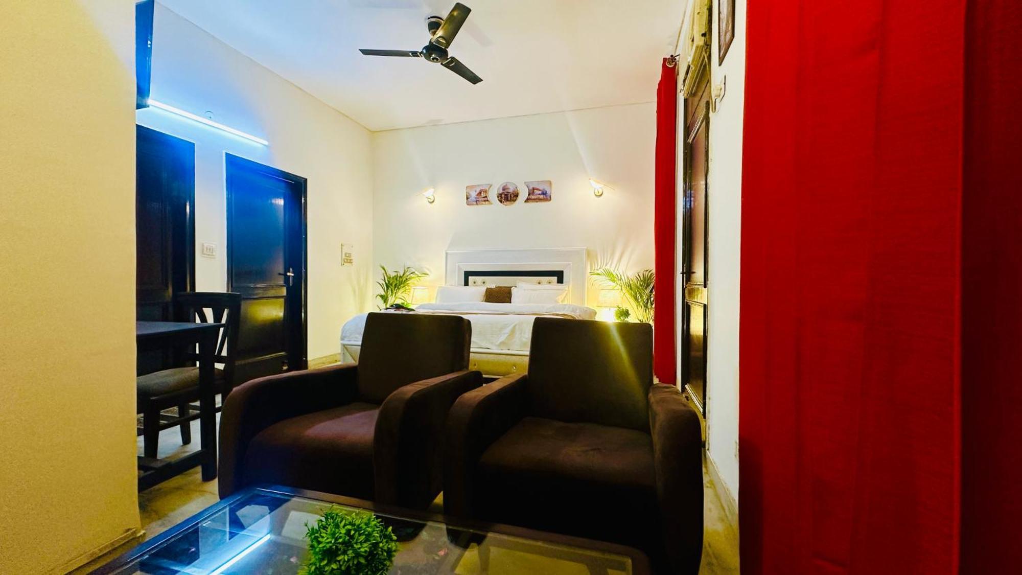 The White Scent-Near Noida Sector 18 Metro Hotel Екстериор снимка
