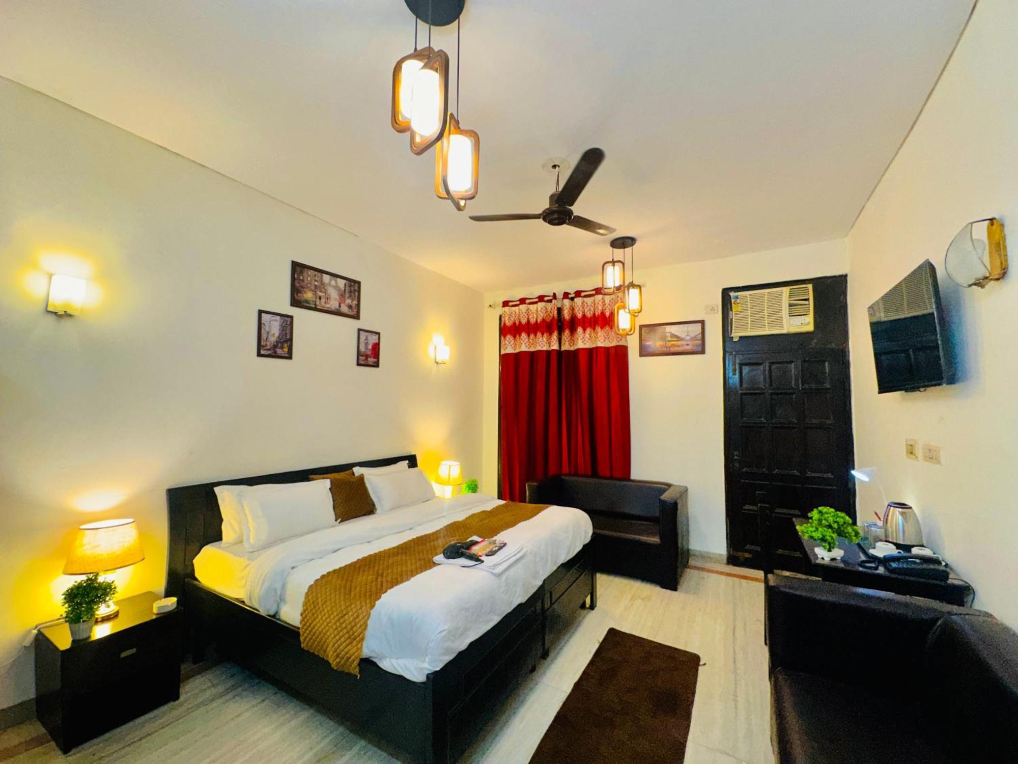 The White Scent-Near Noida Sector 18 Metro Hotel Екстериор снимка