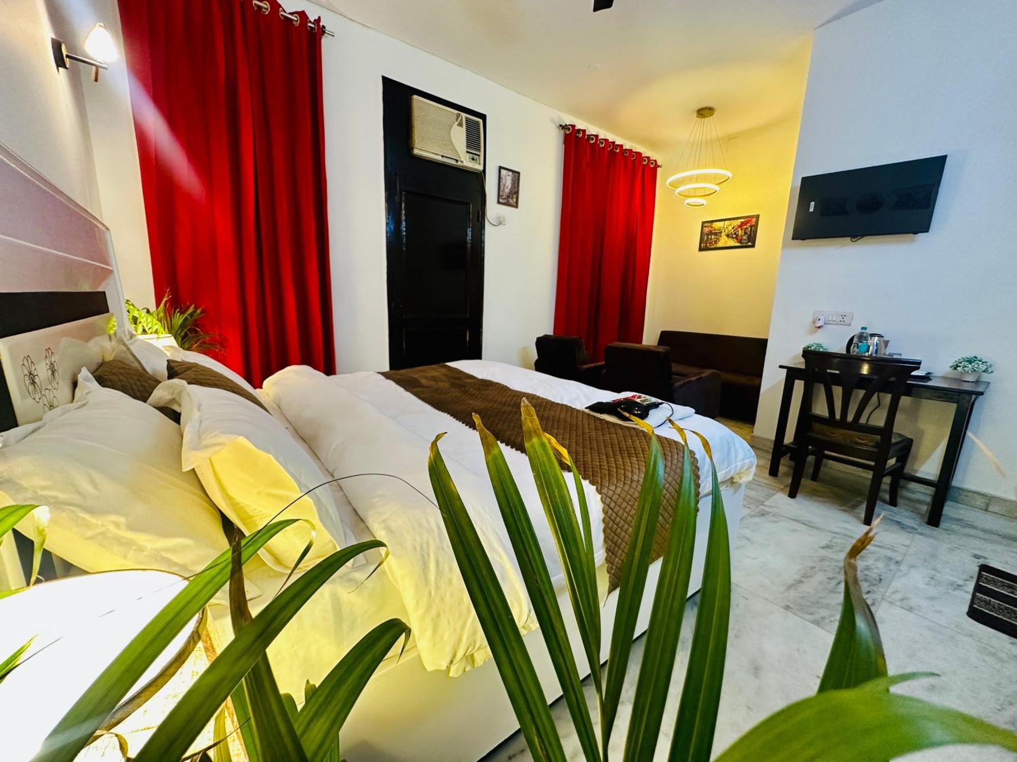 The White Scent-Near Noida Sector 18 Metro Hotel Екстериор снимка