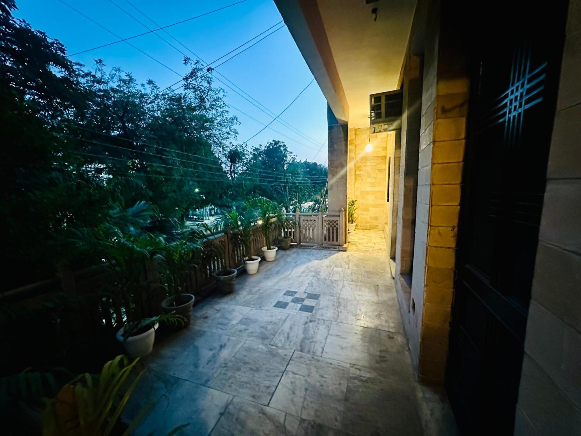 The White Scent-Near Noida Sector 18 Metro Hotel Екстериор снимка