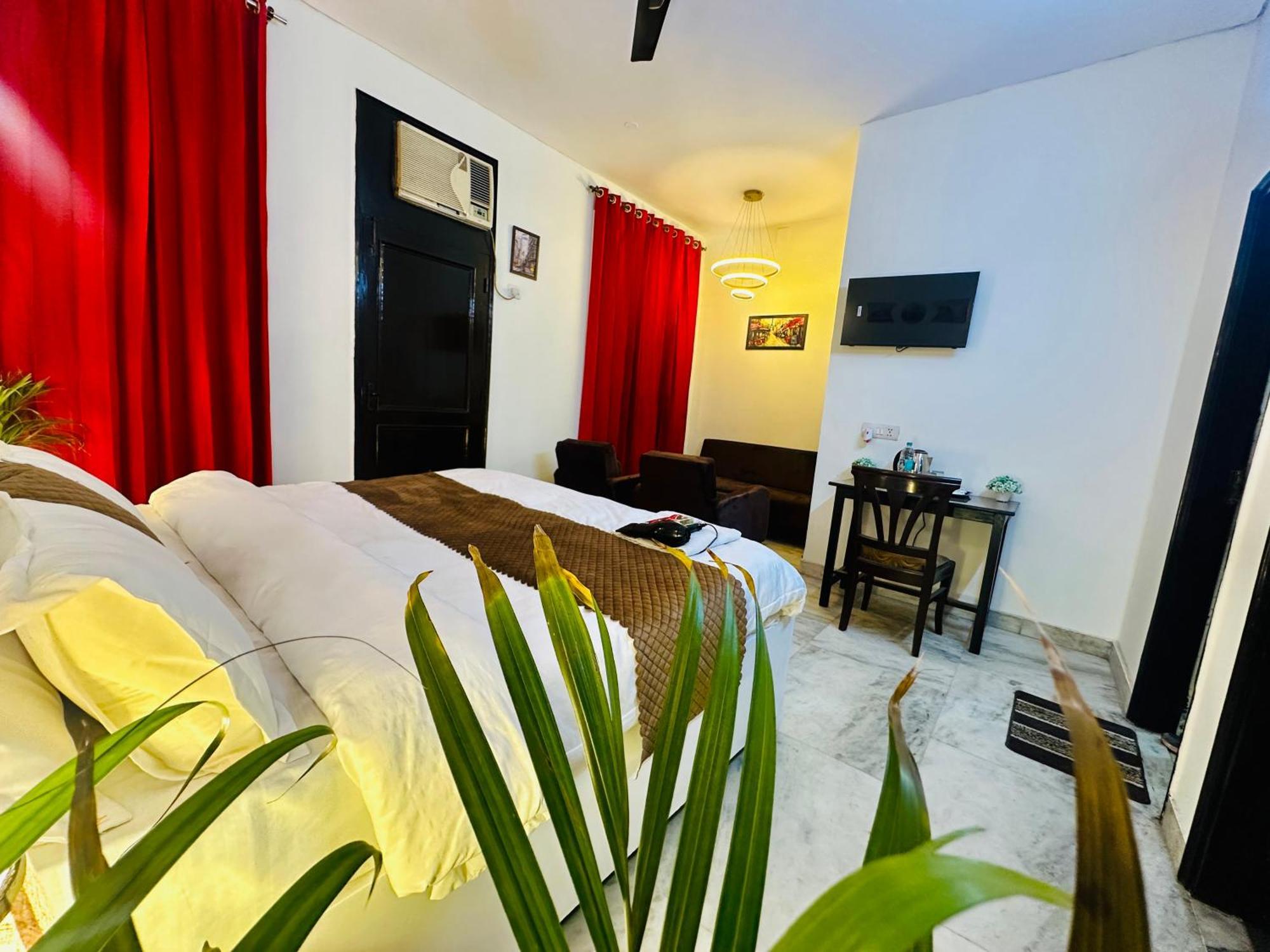 The White Scent-Near Noida Sector 18 Metro Hotel Екстериор снимка