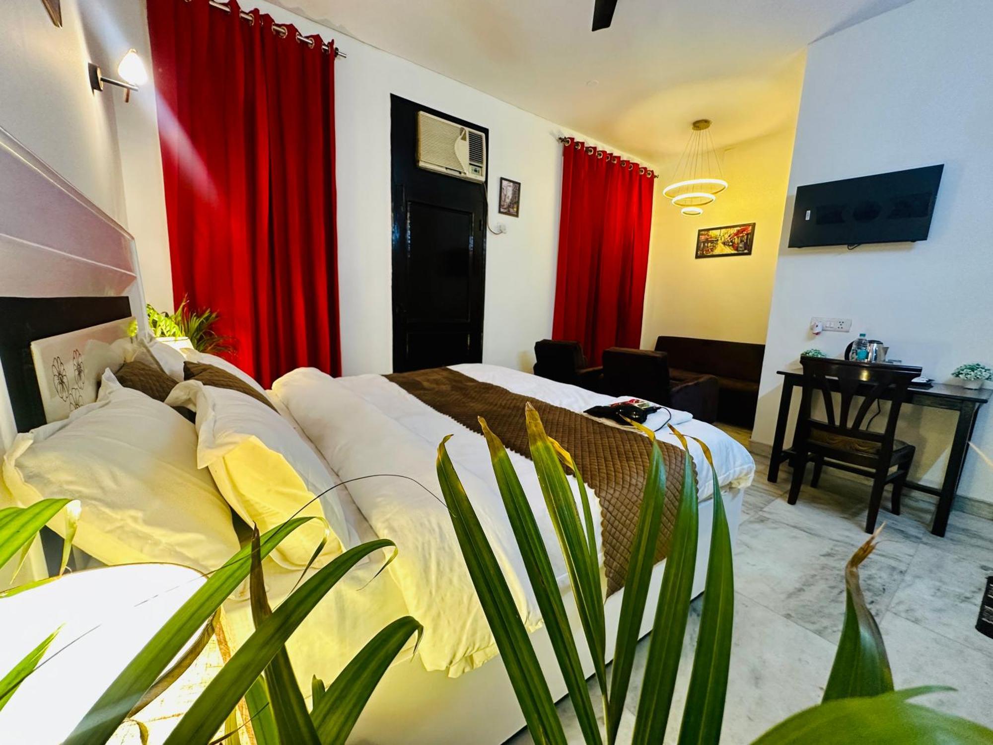 The White Scent-Near Noida Sector 18 Metro Hotel Екстериор снимка