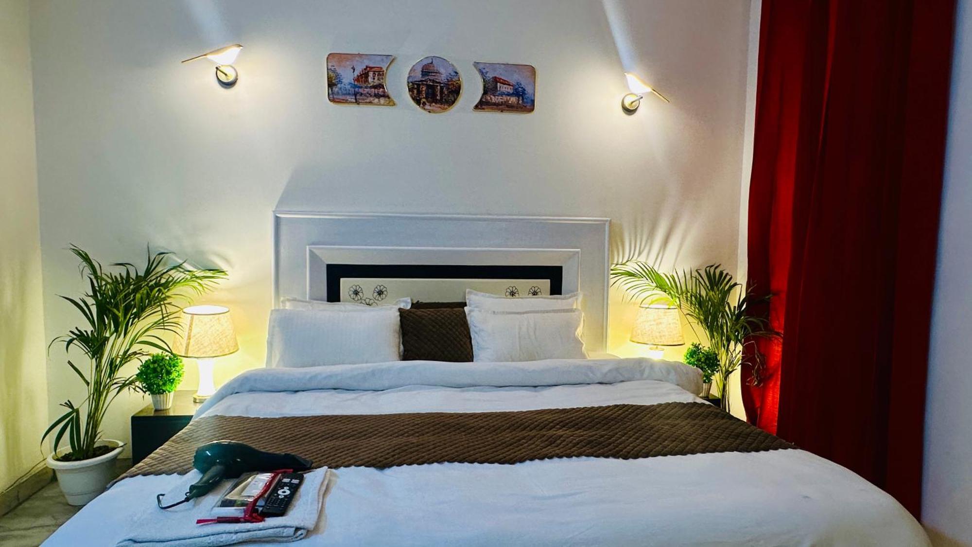 The White Scent-Near Noida Sector 18 Metro Hotel Екстериор снимка