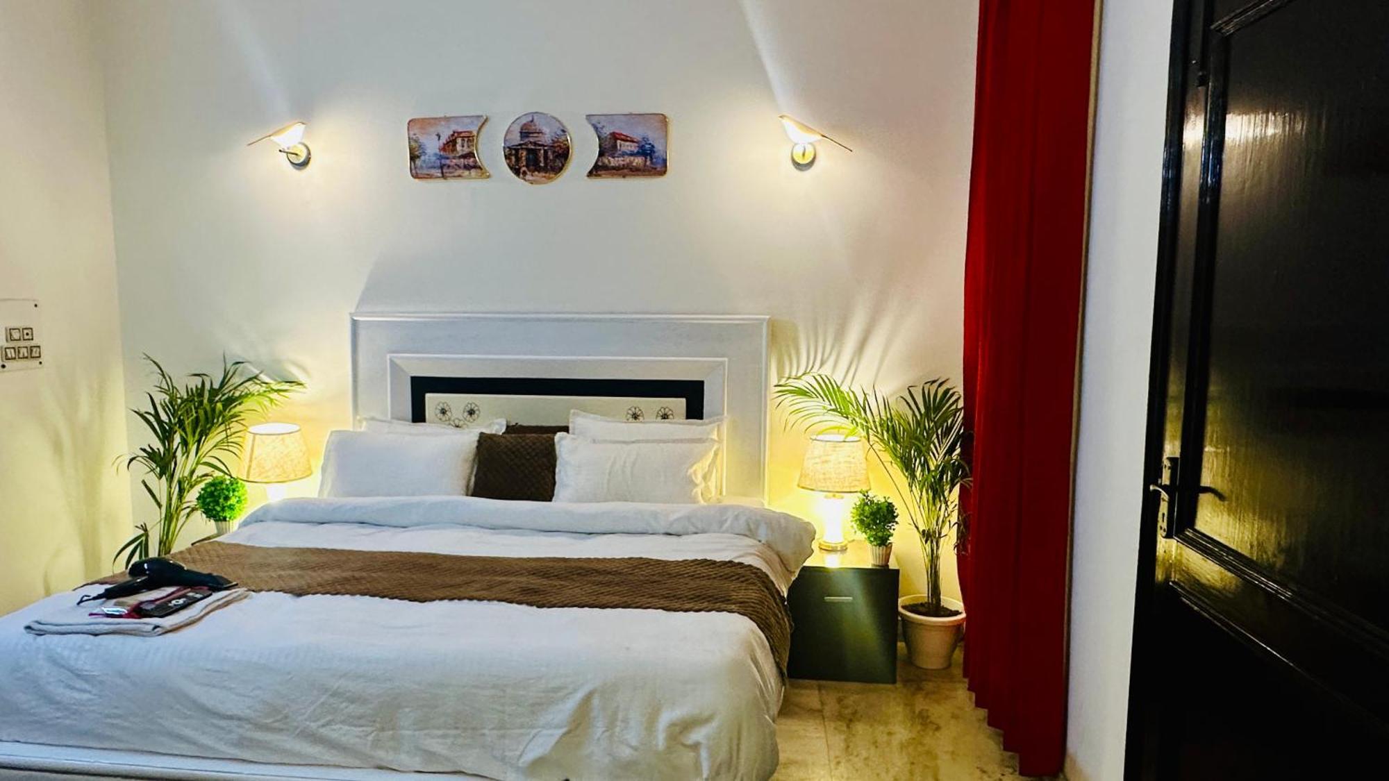 The White Scent-Near Noida Sector 18 Metro Hotel Екстериор снимка
