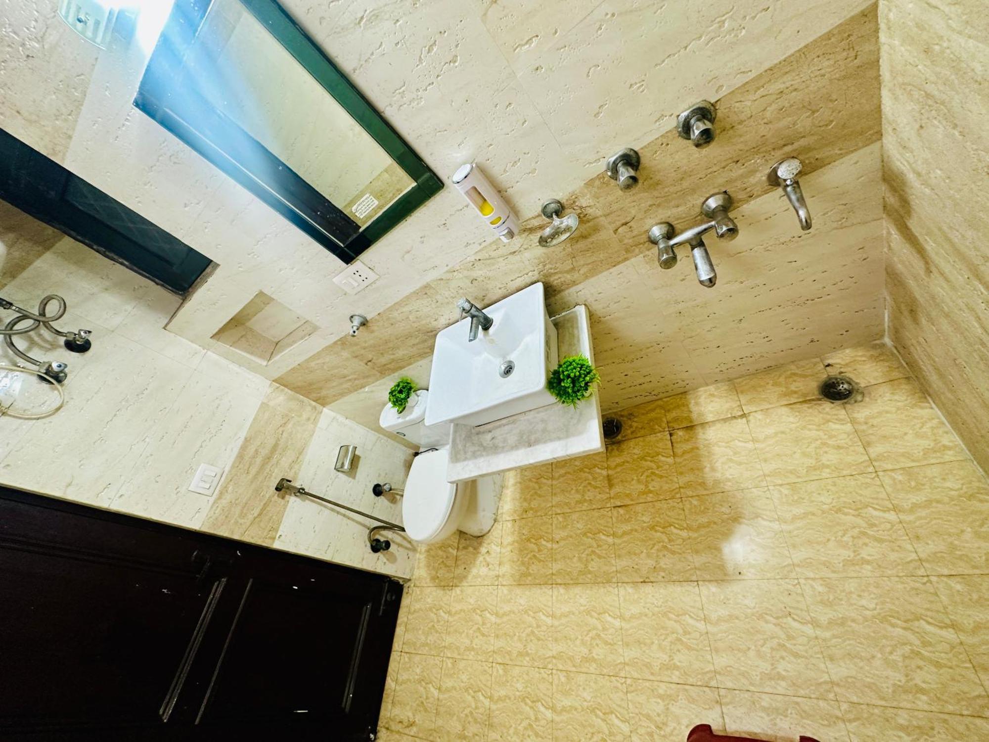 The White Scent-Near Noida Sector 18 Metro Hotel Екстериор снимка