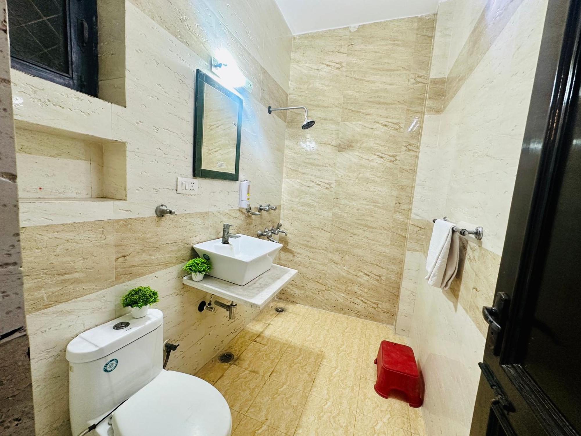 The White Scent-Near Noida Sector 18 Metro Hotel Екстериор снимка